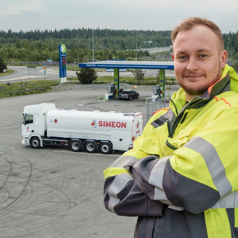 säiliöautokuljettaja Nesteen huoltoasemalla